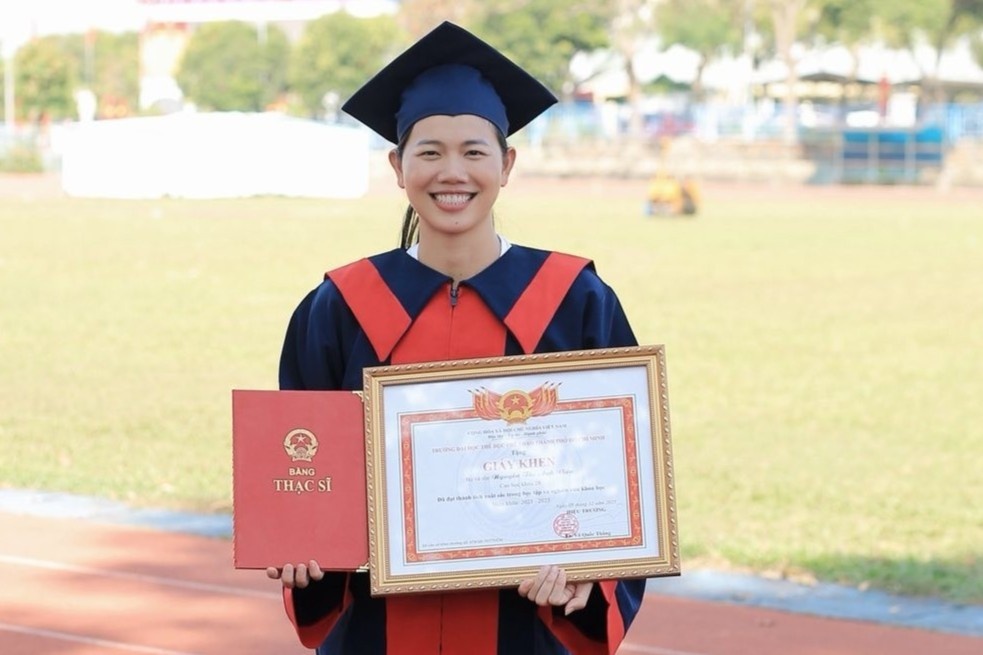 Anh Vien nhan bang thac si hinh anh