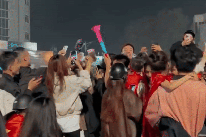 Hoang Duc bi fan vay kin, keo rach ao trong lan dau 'di bao' hinh anh