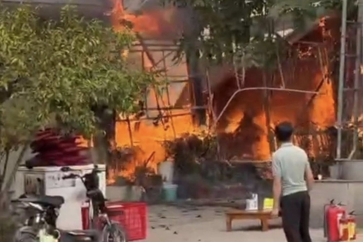 Chay quan thit cho Cong Chao noi tieng o Lao Cai hinh anh