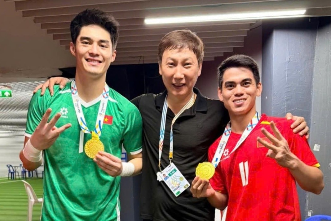 Trung Kien khoe HCV 'nhu banh in', Ly Duc nhay bat trend sau SEA Games hinh anh