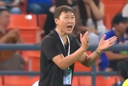 Chiec ao va nhan 'via' cua HLV Kim Sang-sik hinh anh