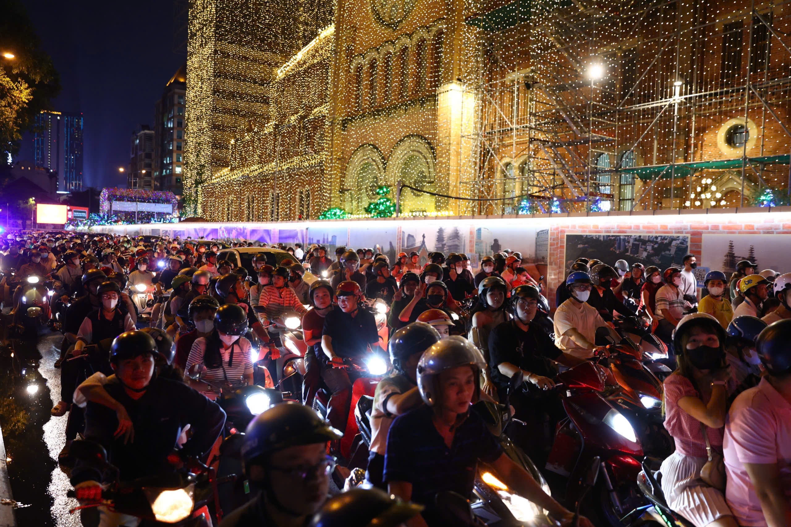 'Bien nguoi' do ve trung tam TP.HCM trong dem Giang sinh hinh anh