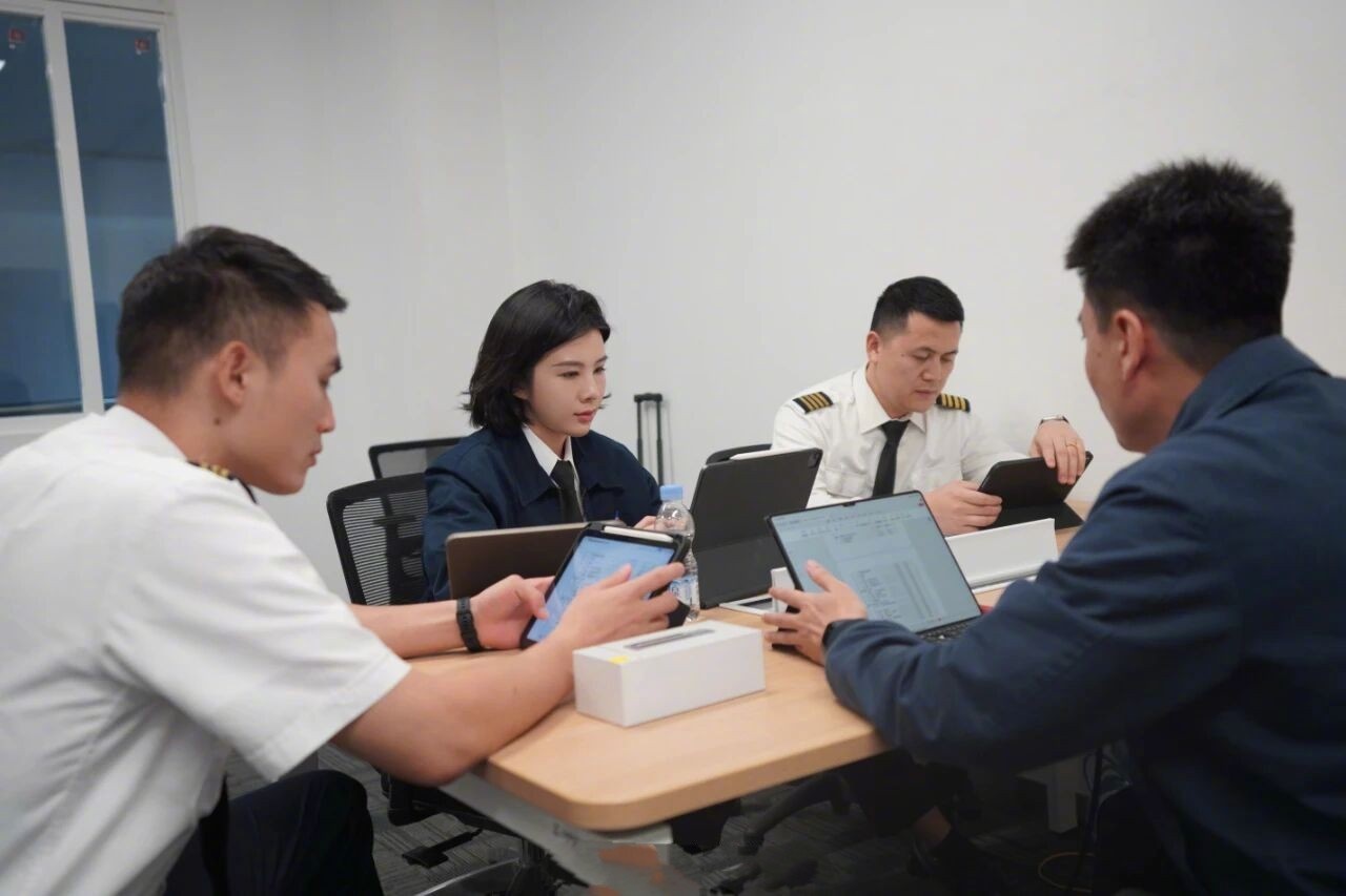 co truong nu dau tien anh 2