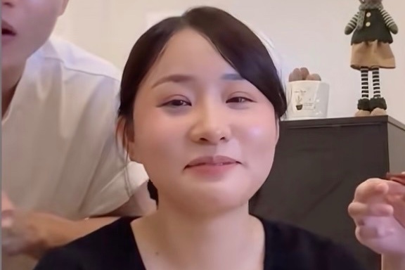 Chi gai Quang Linh Vlogs tro lai livestream ban hang hinh anh