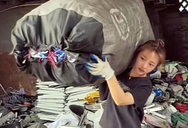 'Hot girl dong nat' TQ ngay lam o benh vien, toi xa vai lam boc vac hinh anh