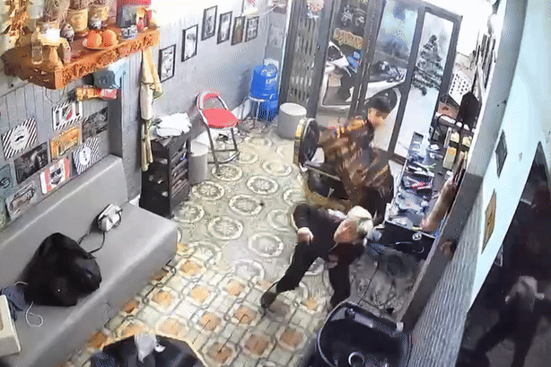 Tho sua nha roi thung tran tiem ke ben, suyt trung khach cat toc hinh anh