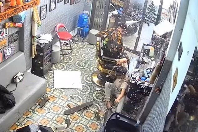 Clip thanh nien roi thung tran nha khien chu tiem toc thot tim hinh anh