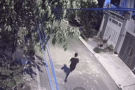 Con tim tai giua dem, bo khoc nac chay sang hang xom dap cua cau cuu hinh anh