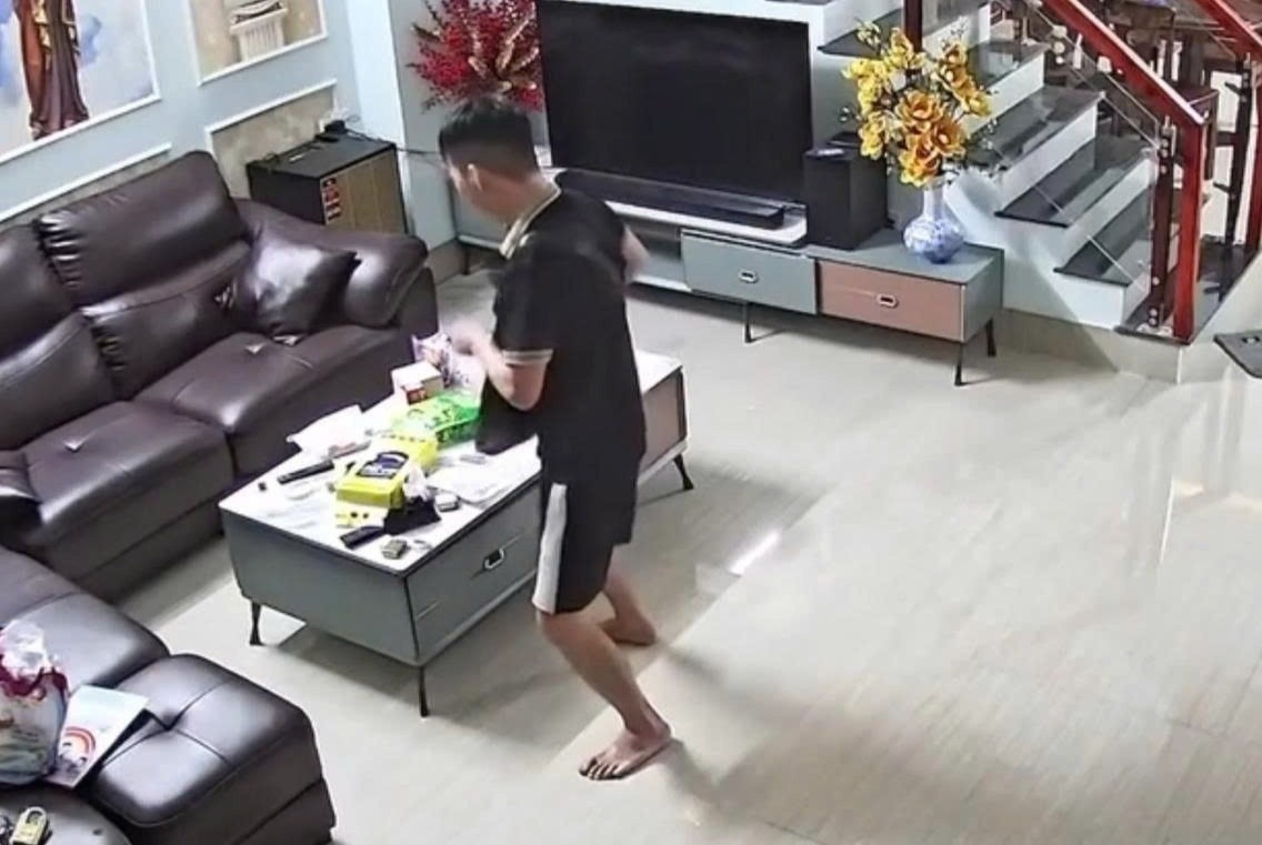 Bo hoang hot, dap cua hang xom xin cuu con giua dem hinh anh