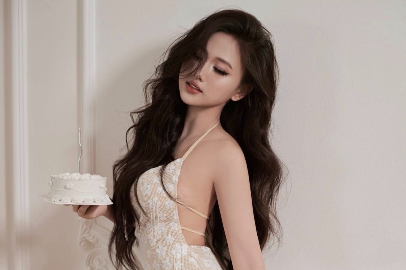 Nhan sac nong bong cua hoa khoi la ban gai tien ve Minh Vuong hinh anh