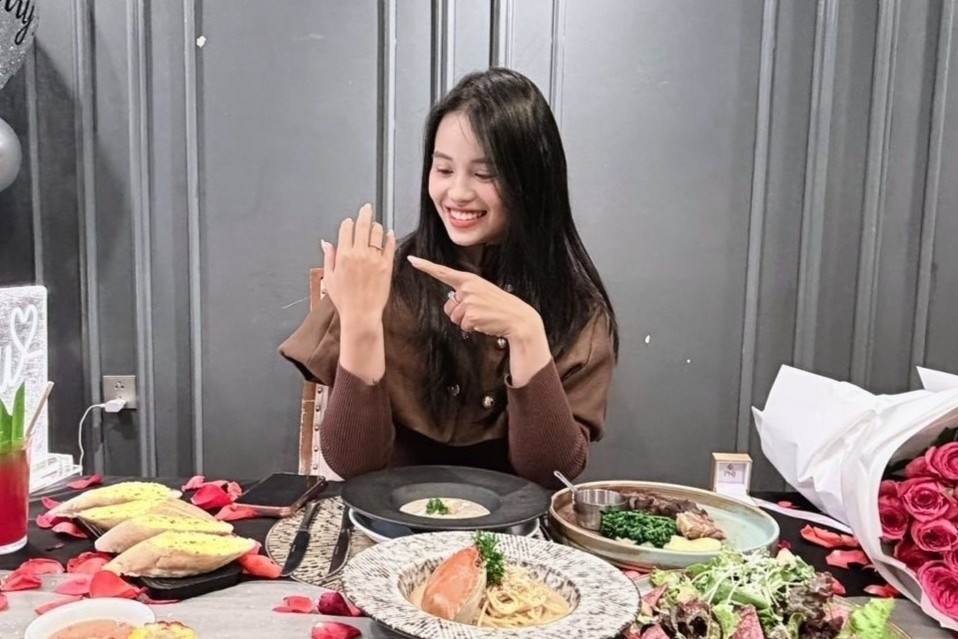 Hot girl ban cung duoc cau hon hinh anh