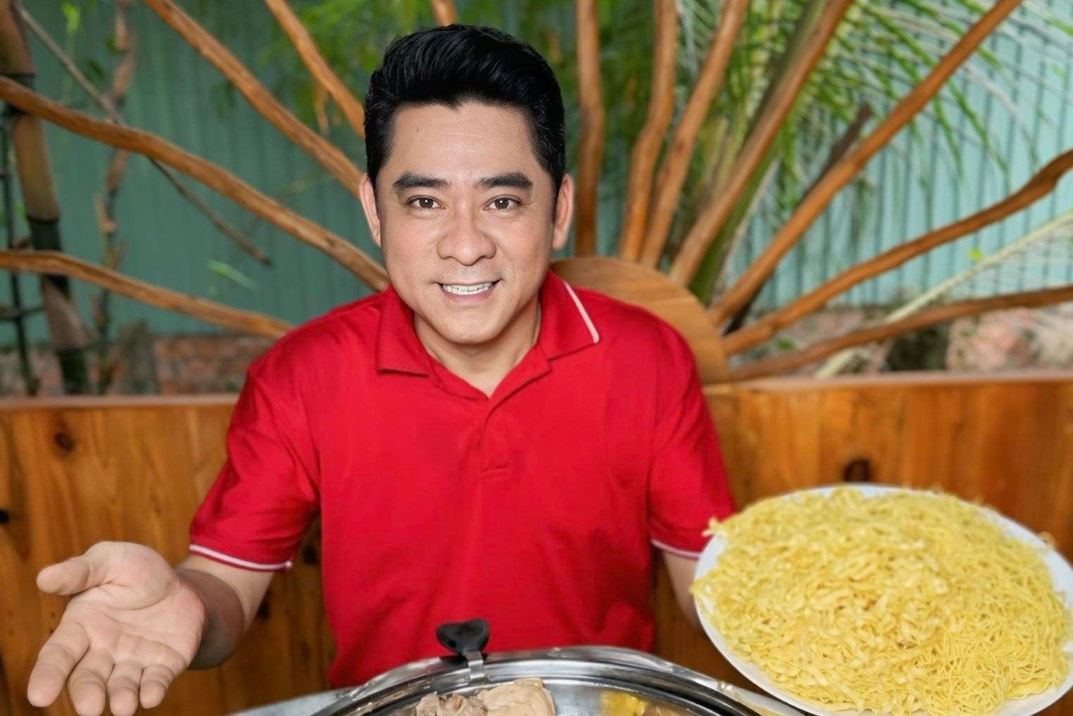 Huynh Anh Tuan dung AI thay giong noi trong clip nau an hinh anh