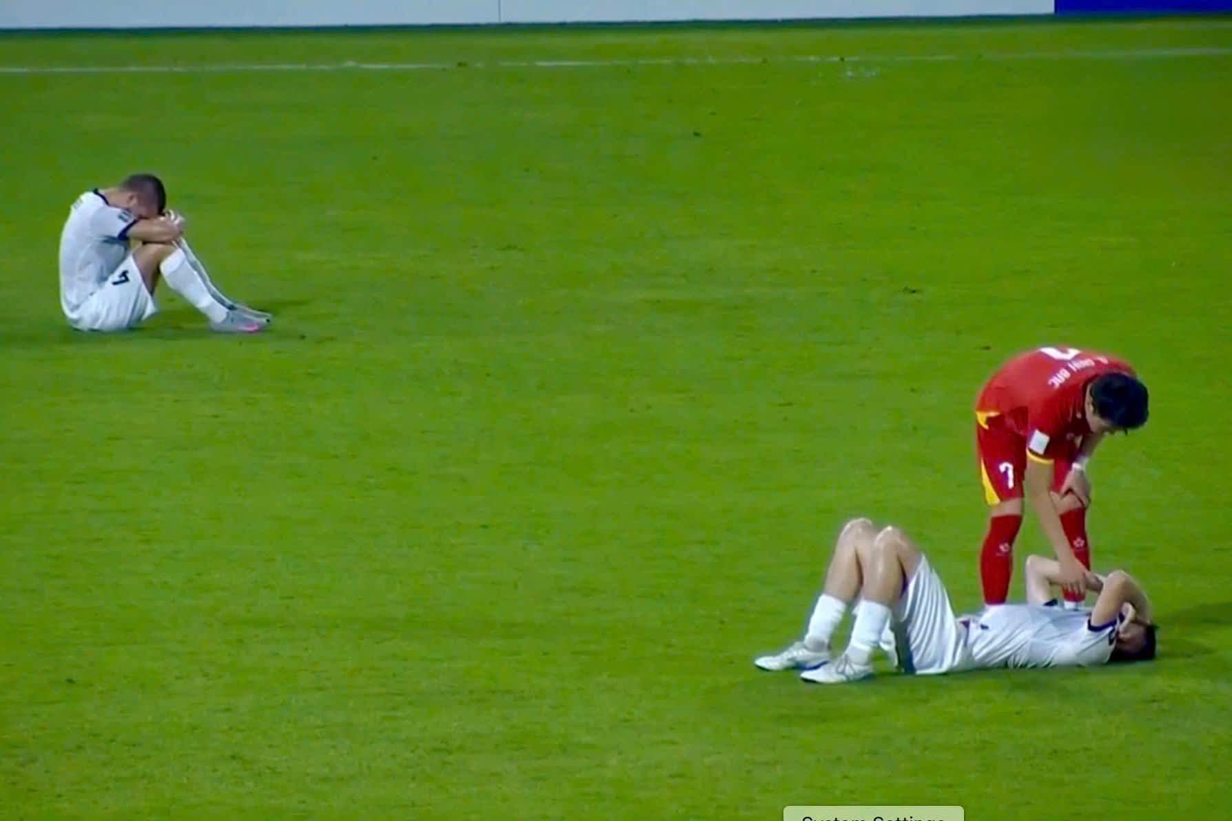 Hanh dong dep cua Dinh Bac voi cau thu Kyrgyzstan hinh anh