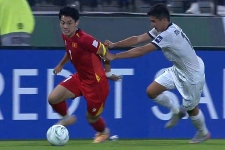 Dinh Bac 'bi xin bang doi truong' va anh che sau tran thang cua U23 hinh anh