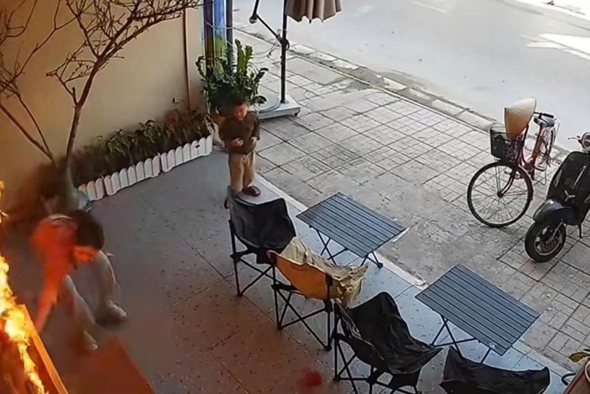 Clip nhan vien quan ca phe dot via gay hoa hoan hinh anh