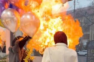 Bong bay phat no kinh hoang trong tiec sinh nhat hinh anh