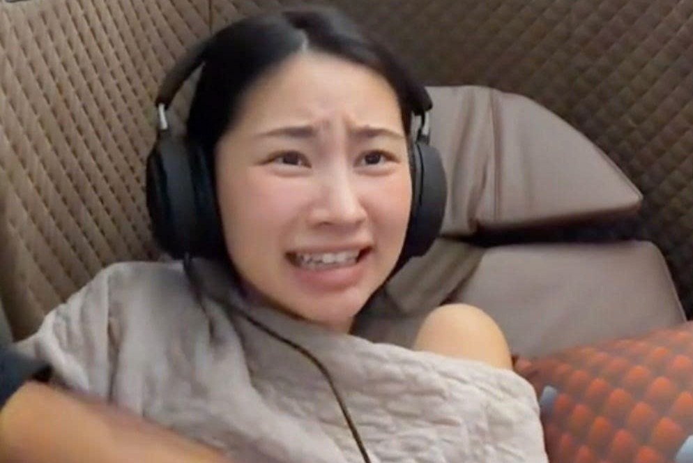 Co gai la het khi may bay rung lac do nhieu dong hinh anh