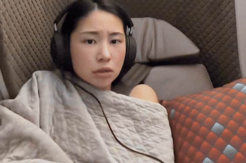 Clip tren may bay khien co gai Han Quoc nhan 'bao' chi trich hinh anh