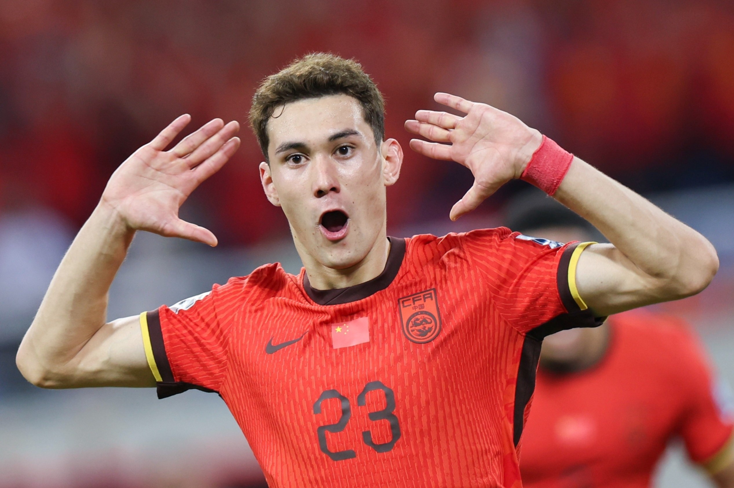 Tien dao U23 Trung Quoc bi nham la cau thu nhap tich vi hinh the khung hinh anh