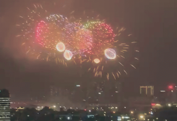 Bau troi bung sang trong buoi tong duyet phao hoa nghe thuat hinh anh