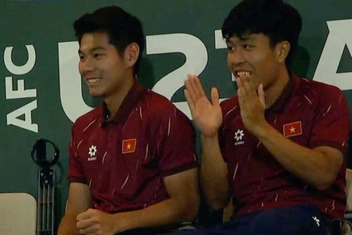 Ly Duc, Hieu Minh vui mung khi Quoc Viet ghi ban hinh anh