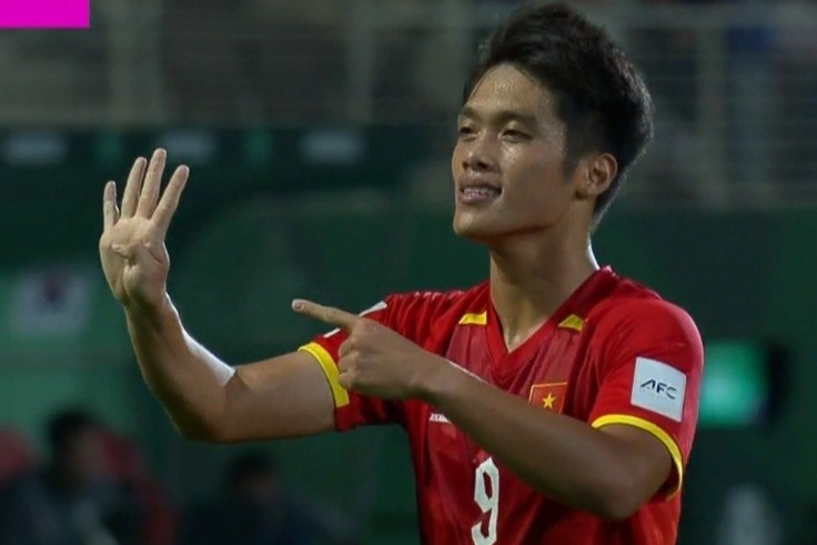 Tien dao Quoc Viet tri an Hieu Minh sau khi ban thang cho U23 Viet Nam hinh anh