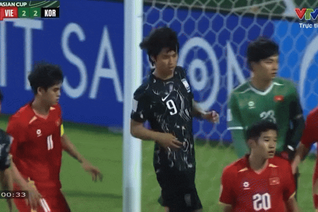 Khuat Van Khang 'duoi bat' cau thu U23 Han Quoc gay chu y hinh anh