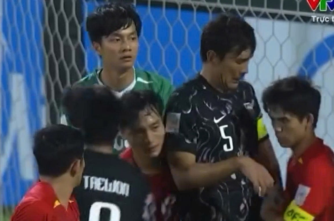 Khoanh khac Khuat Van Khang 'duoi bat' cau thu U23 Han Quoc hinh anh