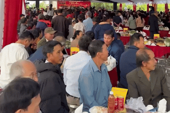 Truyen thong TQ kinh ngac ve tiec 180 mam cua nha Dinh Bac hinh anh