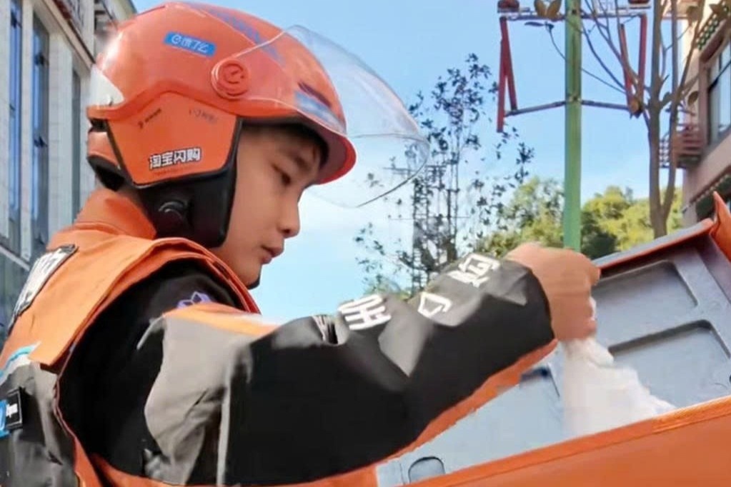 Shipper co don nhat Trung Quoc, mot minh giao hang cho ca huyen hinh anh