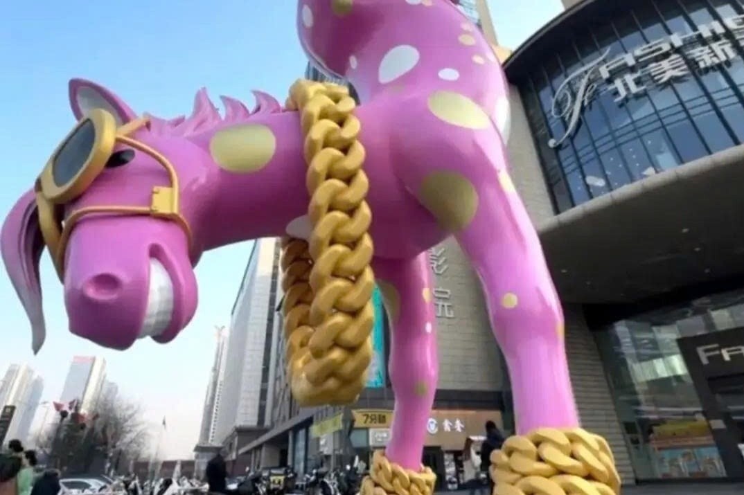 Linh vat ngua 'lon dau' bi go bo vi phan cam o Trung Quoc hinh anh