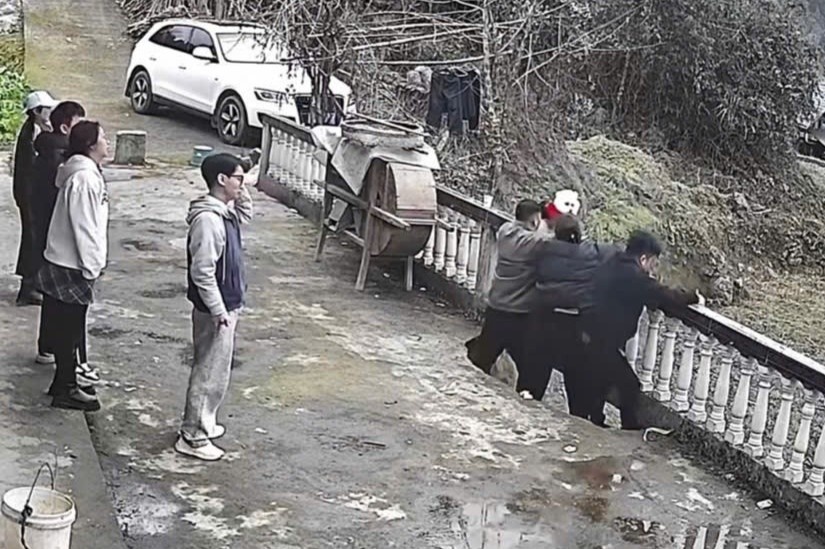 Nen dat do sut, nhom nguoi roi lot xuong ho hinh anh