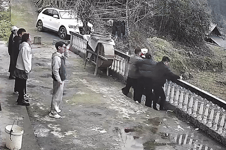 Bay flycam dung luc roi xuong ho vi nen be tong sut hinh anh