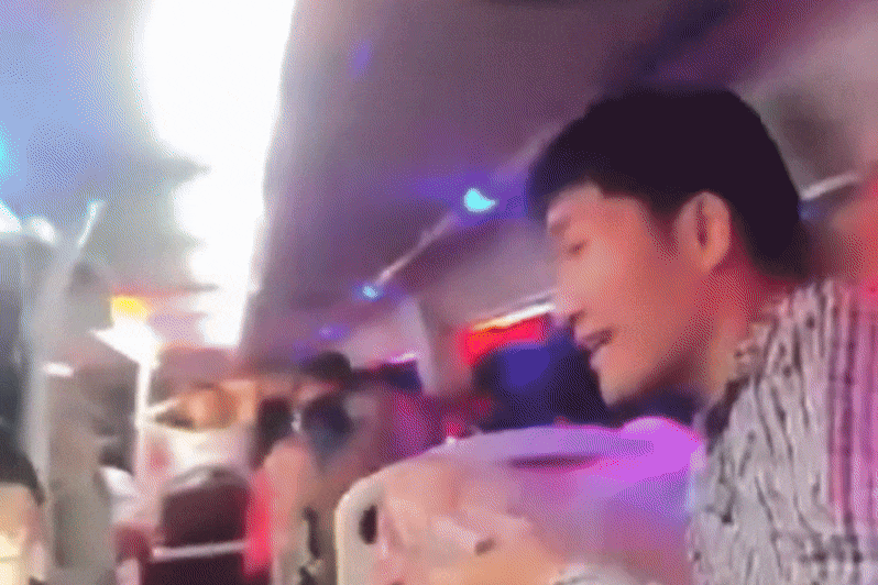 Mat vi tren xe ve que an Tet, nguoi dan ong Nghe An duoc ca xe ung ho hinh anh