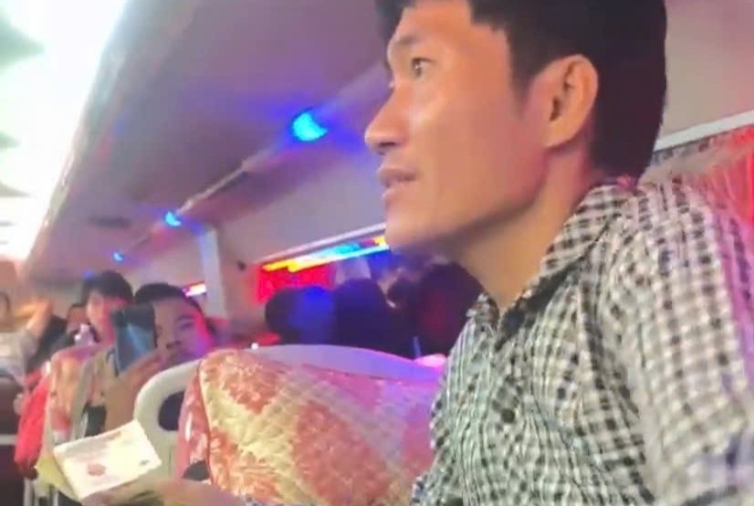 Nguoi dan ong Nghe An mat vi khi ve Tet, duoc ca xe khach giup do hinh anh