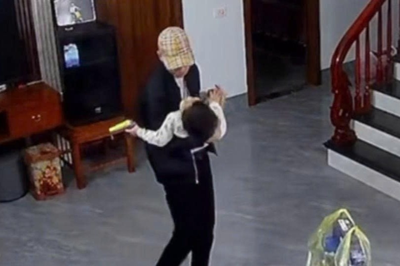 Chong cu 3 nam den nha don con ve an Tet nha noi hinh anh