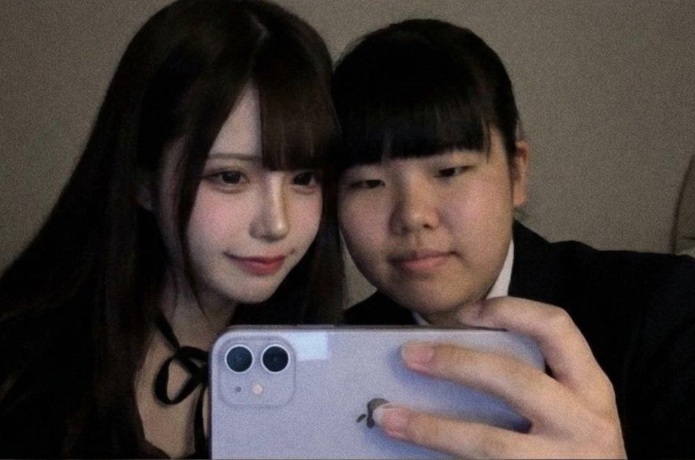 Trend lo mat 'bien hinh' nho tham my gay sot o Nhat Ban hinh anh