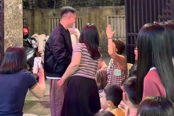 Chang trai boi roi khi ra mat 50 nguoi nha ban gai ngay Tet hinh anh