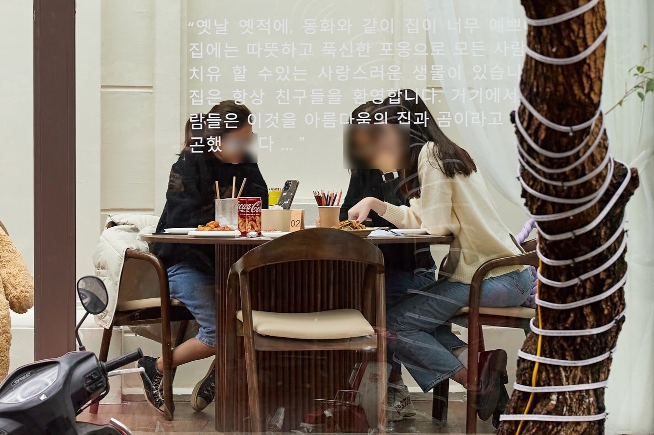 Quan an Han Quoc xin loi vu bi to tra luong 1.500 dong/gio hinh anh