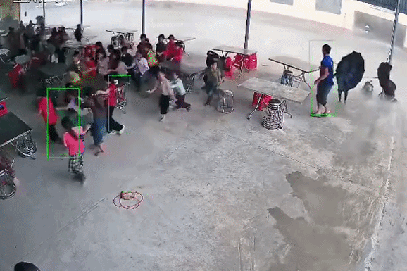Con loc o Lao Cai thoi tung ban ghe, hoc sinh chay tan loan hinh anh