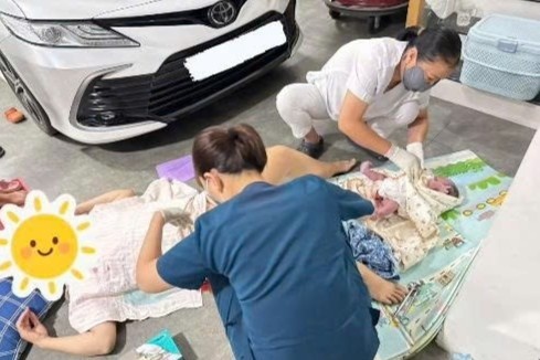 Khong kip vao vien, ba bau sinh con thanh cong tai nha hinh anh