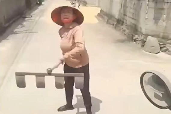 Clip nguoi phu nu hanh hung tai xe vi bi nhac chuyen phoi lua ra duong hinh anh