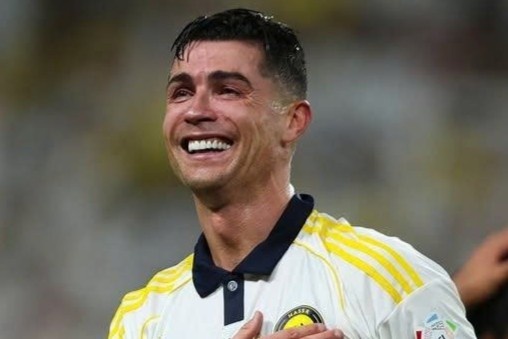 Ronaldo khoc va 'can quet' Internet hinh anh