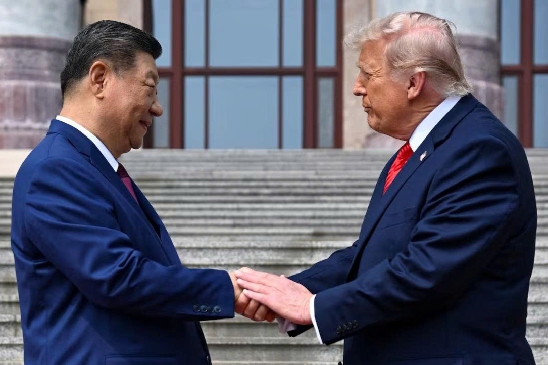 Cai bat tay 10 giay, 5 lan cham nhe cua ong Trump va ong Tap hinh anh