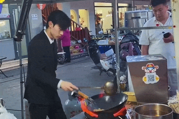 Tổng tài cơm chiên' nổi tiếng sau một đêm ở Trung Quốc
