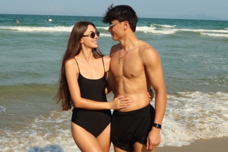 Bui Tien Dung va vo Tay khoe dang 'cuc pham' hinh anh