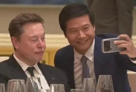 Clip CEO Xiaomi xin chup anh voi Elon Musk gay bao hinh anh