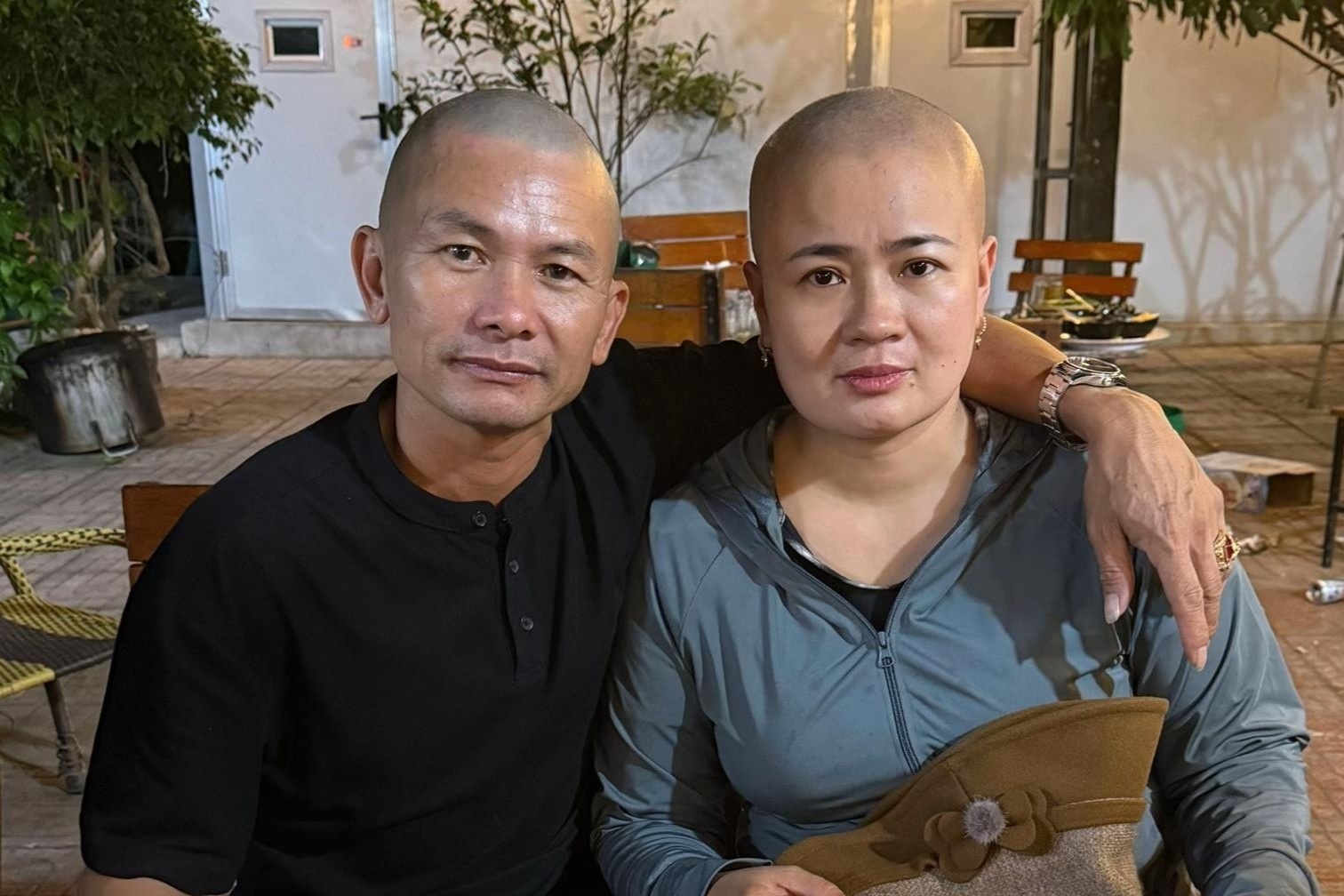 Vo mac ung thu bat khoc khi chong cao dau theo hinh anh