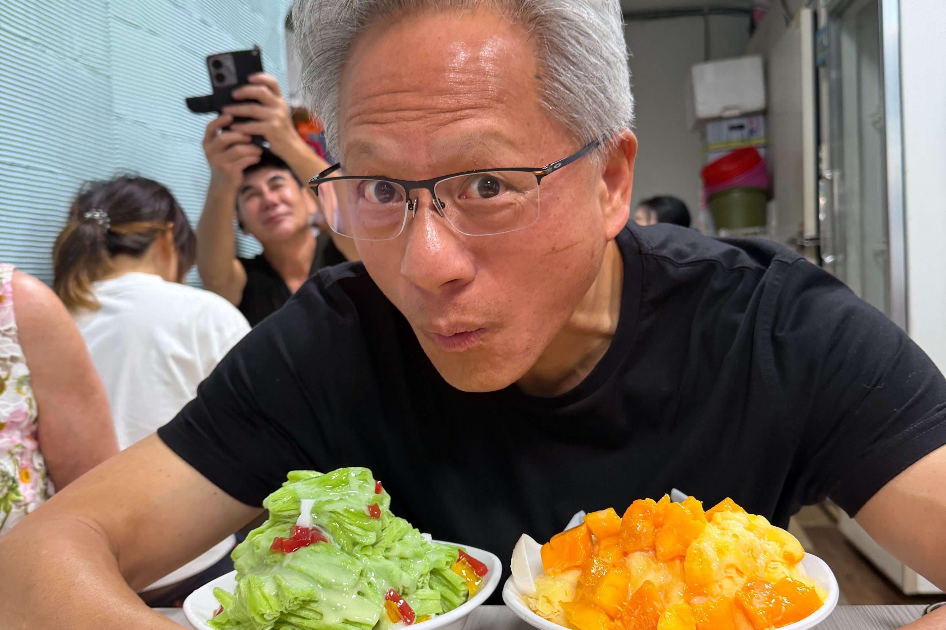Vi sao CEO Nvidia 'an khong ngung nghi' suot 48 gio o Trung Quoc? hinh anh