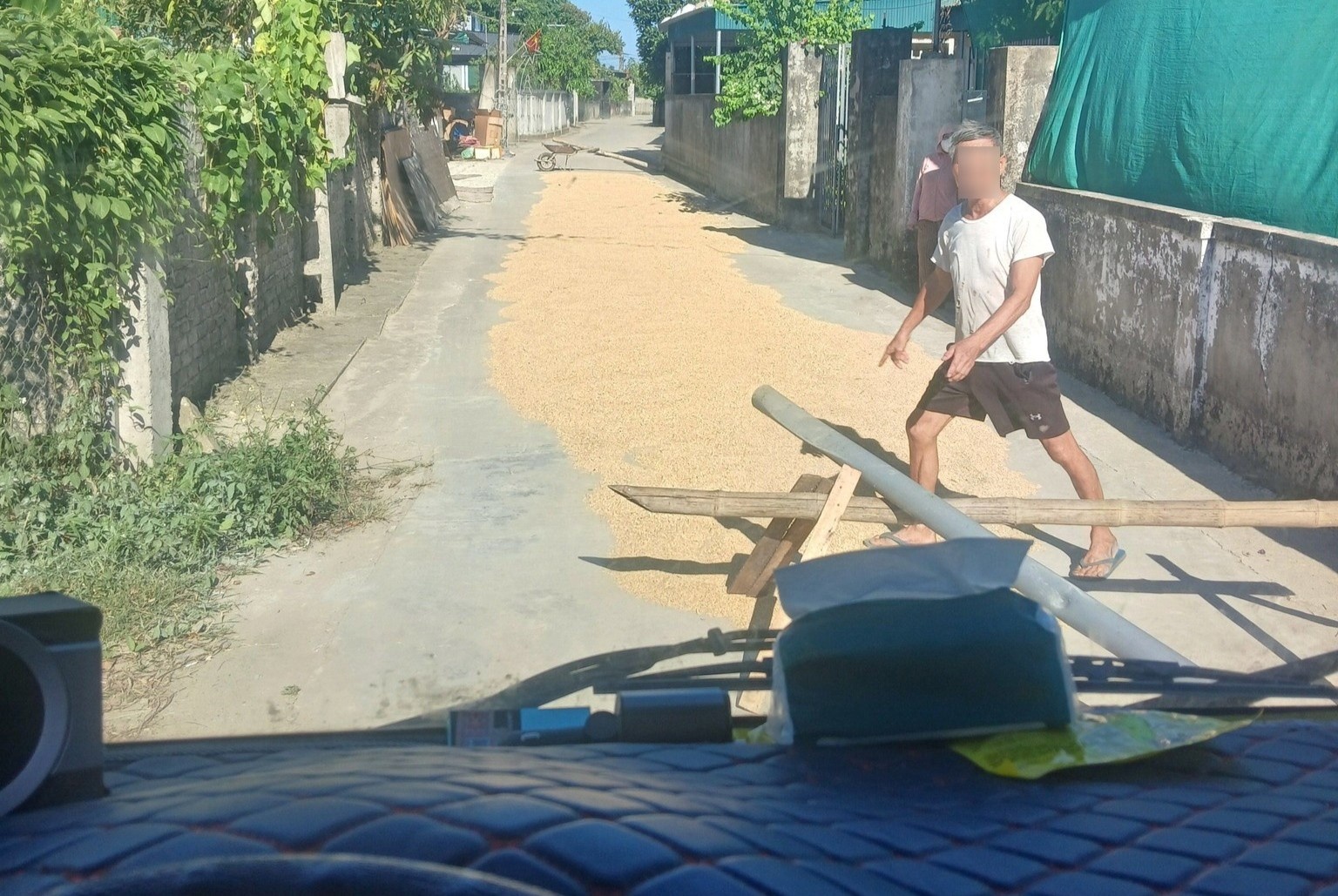 Nguoi dan chan duong phoi lua, dap oto di qua gay buc xuc hinh anh